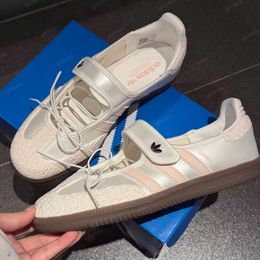 Jane Mary Jane Sandals Designer Mary Jane Shoes Earth Strata Gum Jane Sneakers Classic Black White Color Scheme Comfortable Versatile German Training Shoes